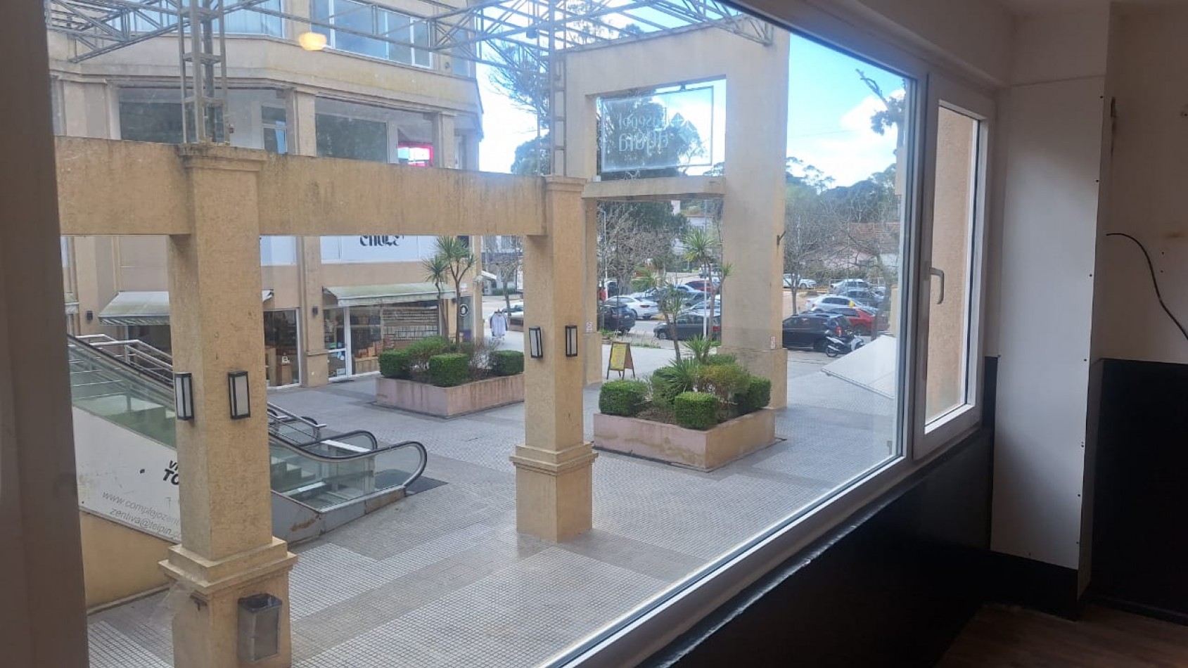 LOCAL COMERCIAL  planta baja con entrepiso en Paseo El Agora 
