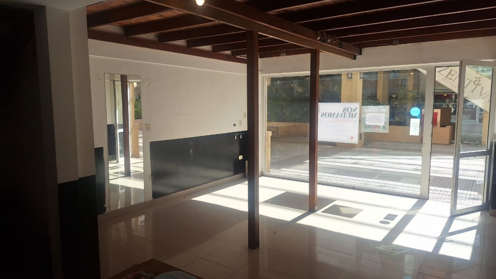 LOCAL COMERCIAL  planta baja con entrepiso en Paseo El Agora 