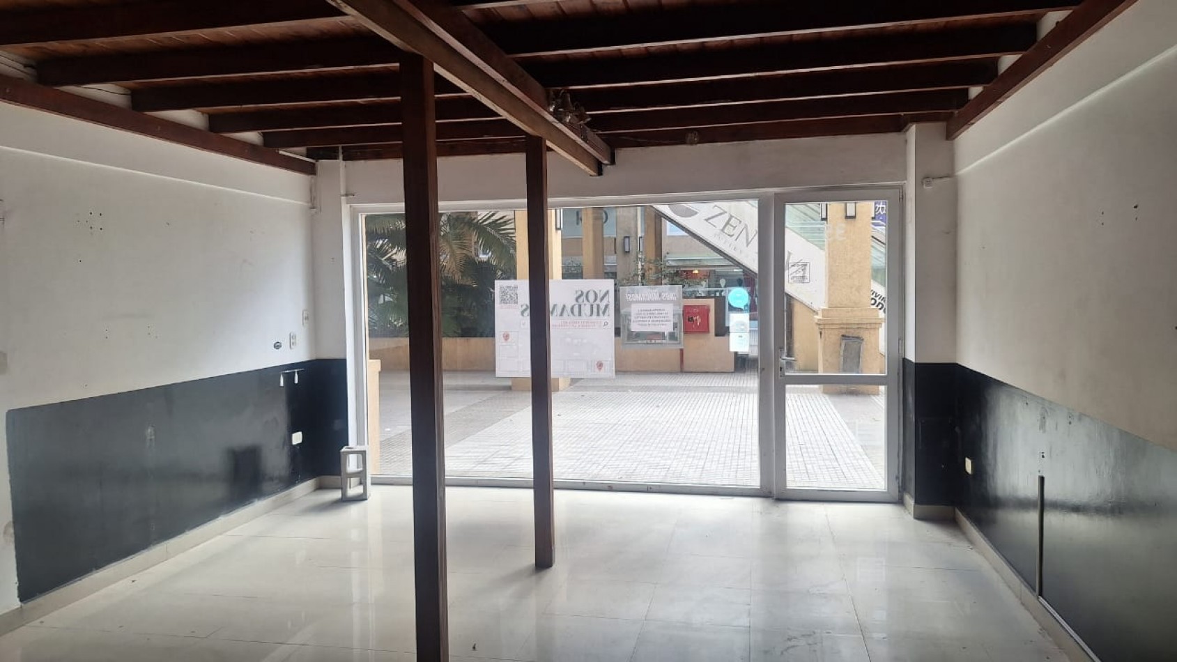 LOCAL COMERCIAL  planta baja con entrepiso en Paseo El Agora 