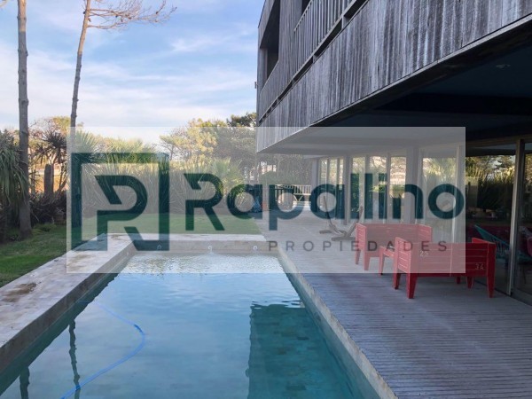 CASA CON PISCINA FRENTE AL MAR EN PINAMAR NORTE 