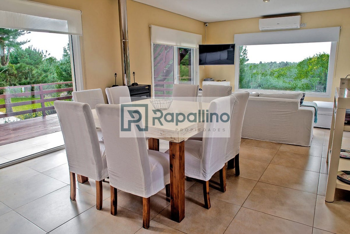 CASA EN COSTA ESMERALDA CON TERRAZA Y PISCINA 