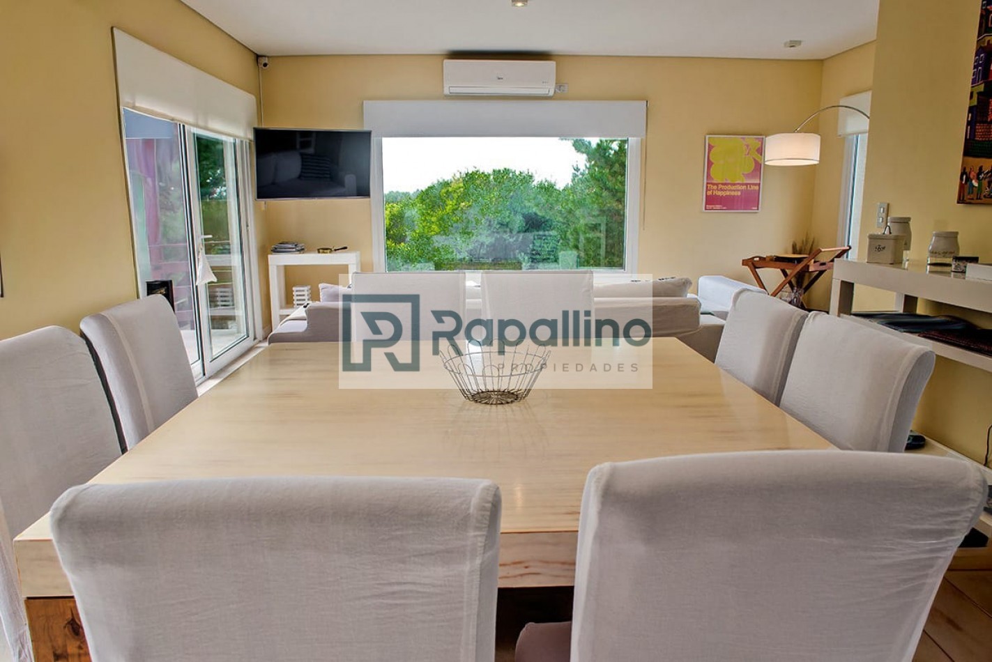 CASA EN COSTA ESMERALDA CON TERRAZA Y PISCINA 