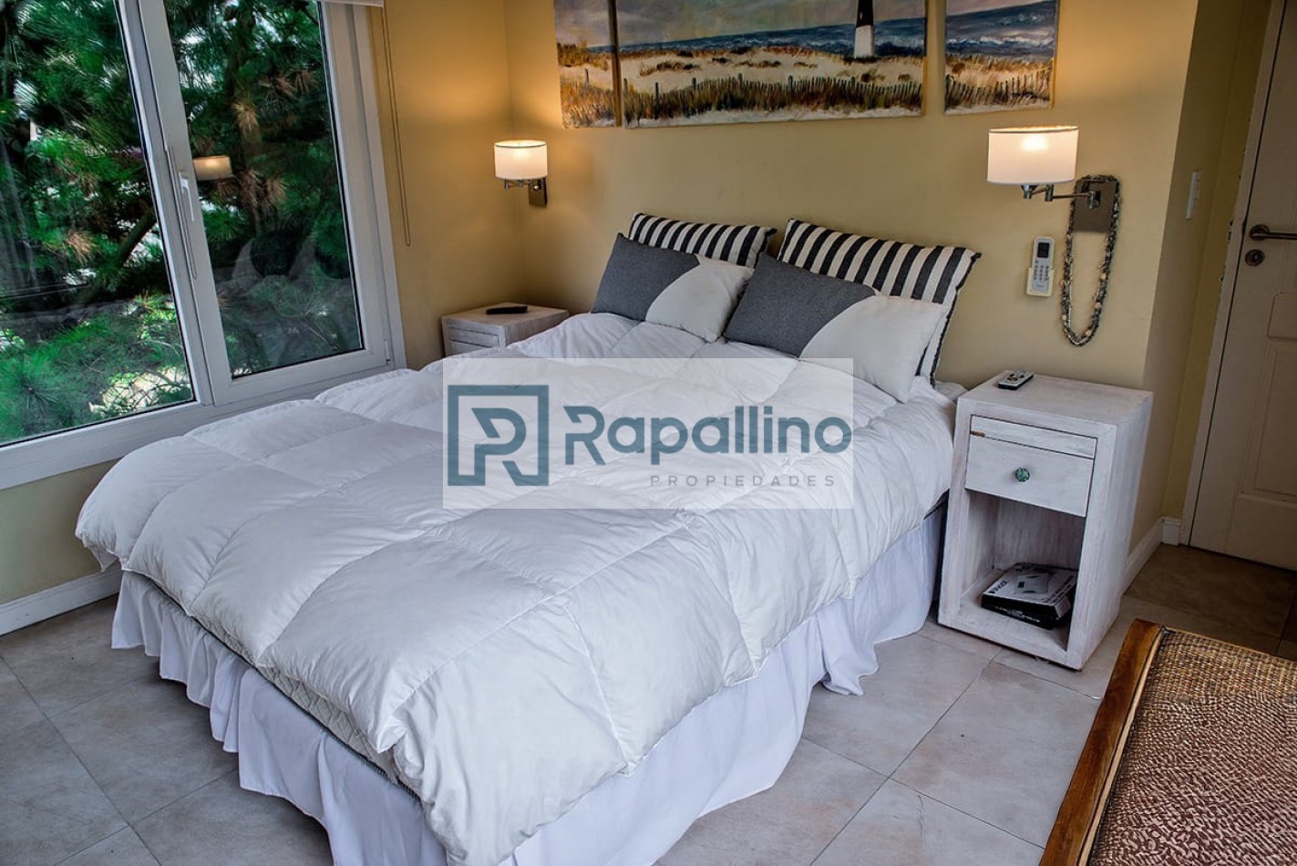 CASA EN COSTA ESMERALDA CON TERRAZA Y PISCINA 