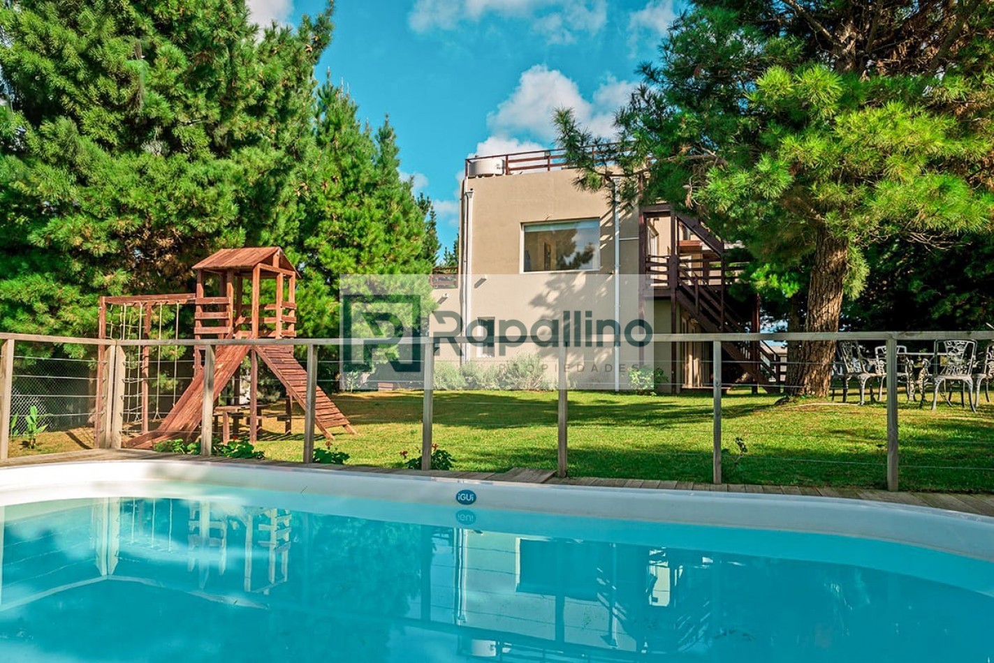 CASA EN COSTA ESMERALDA CON TERRAZA Y PISCINA 