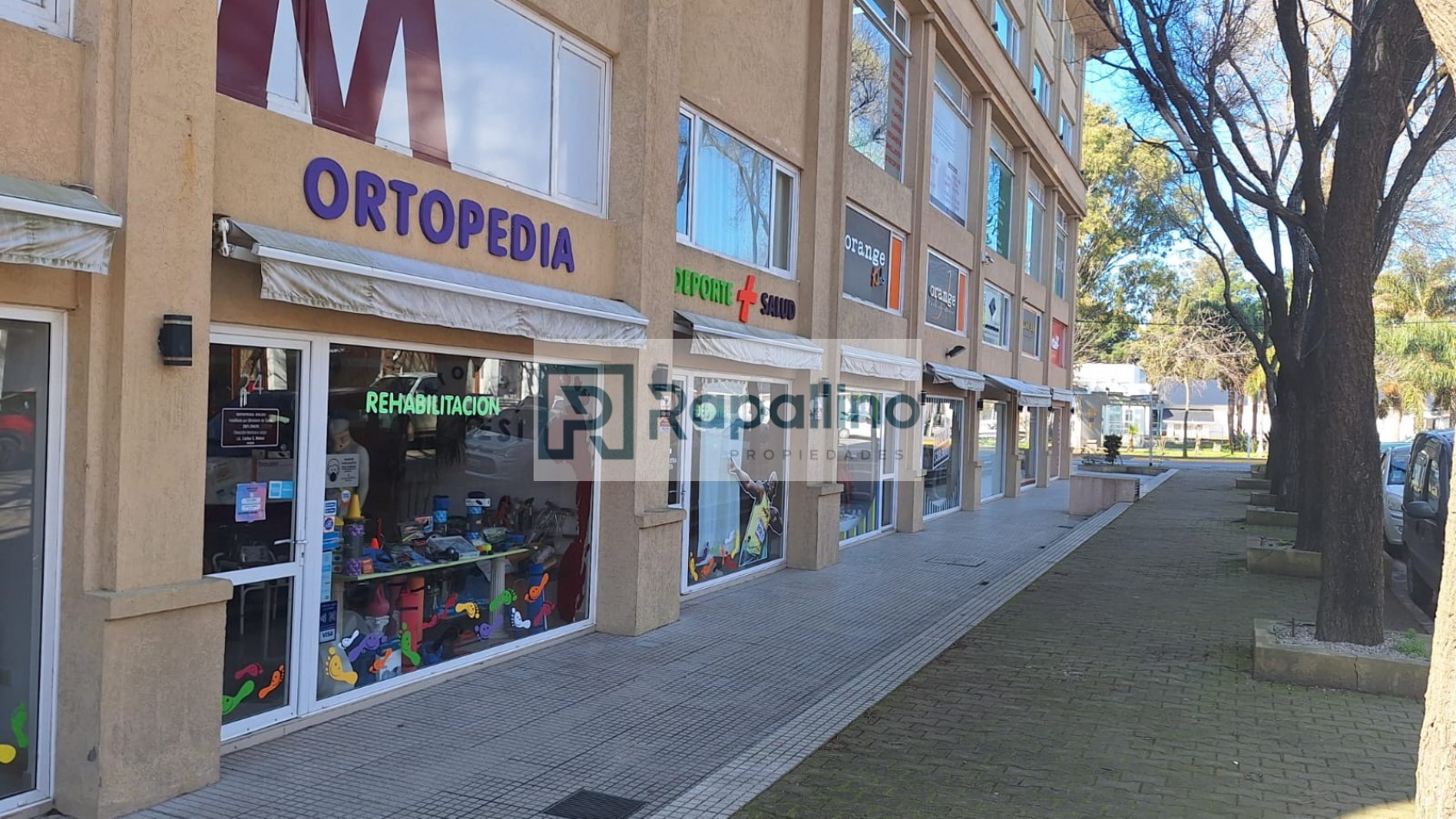 LOCAL COMERCIAL RETASADO planta baja con entrepiso en Paseo El Agora 