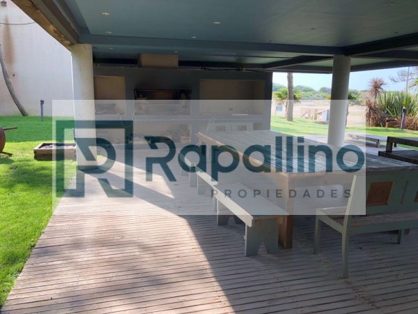 CASA CON PISCINA FRENTE AL MAR EN PINAMAR NORTE 