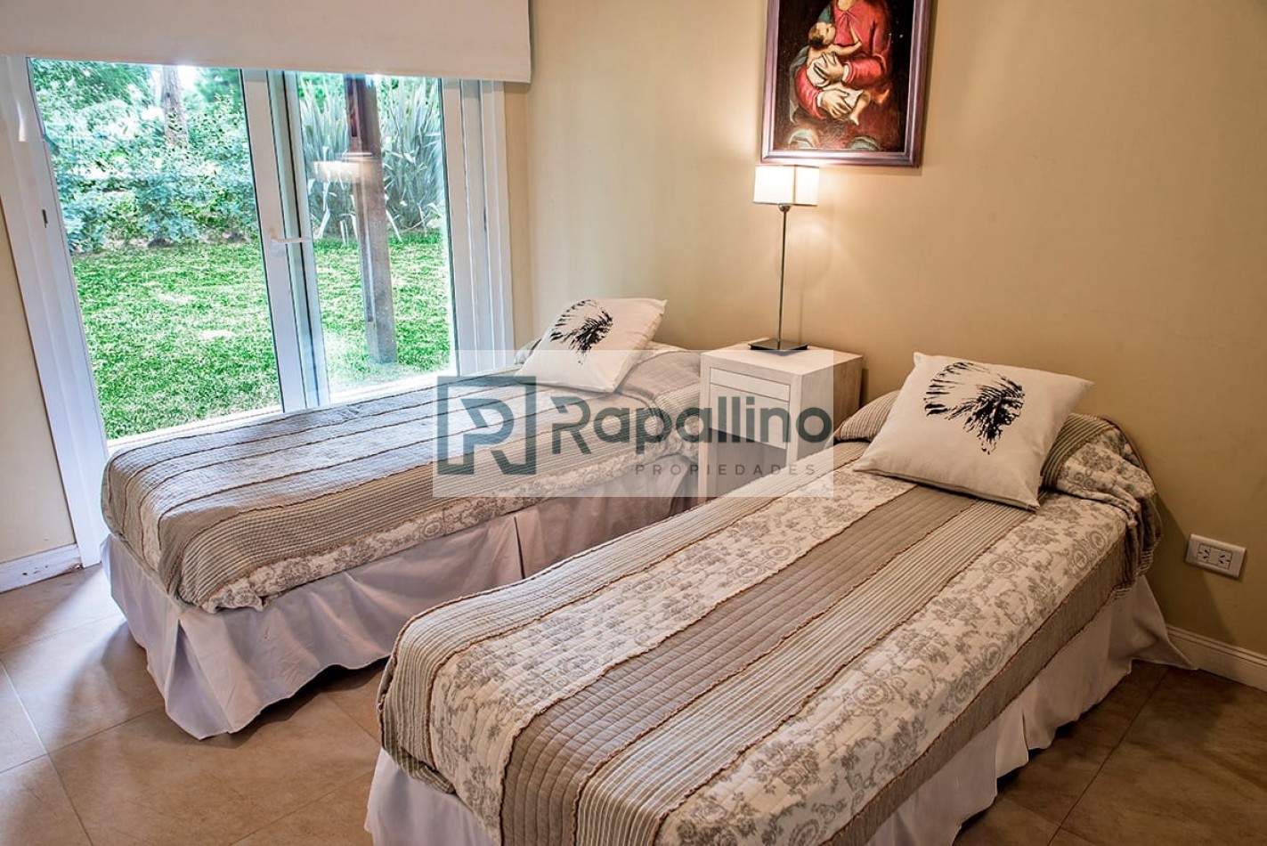 CASA EN COSTA ESMERALDA CON TERRAZA Y PISCINA 