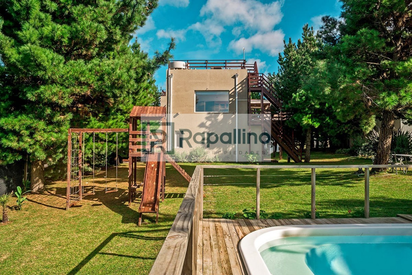 CASA EN COSTA ESMERALDA CON TERRAZA Y PISCINA 