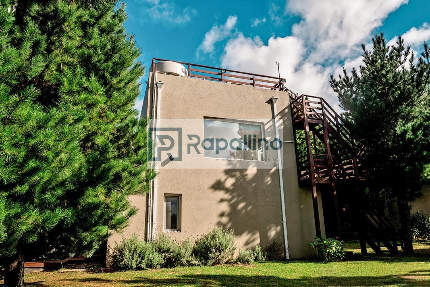 CASA EN COSTA ESMERALDA CON TERRAZA Y PISCINA 