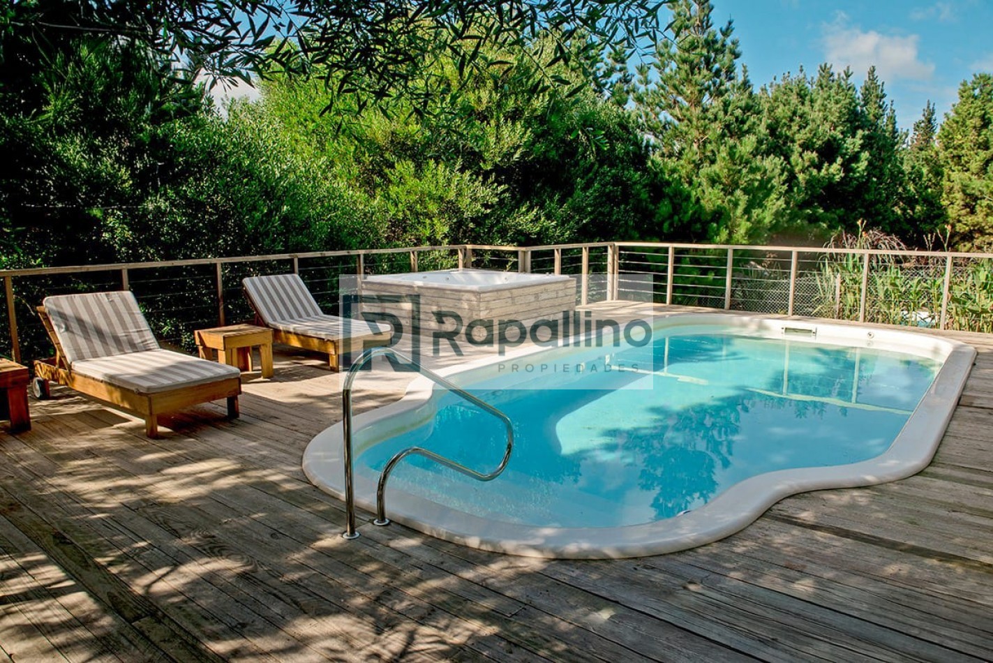 CASA EN COSTA ESMERALDA CON TERRAZA Y PISCINA 