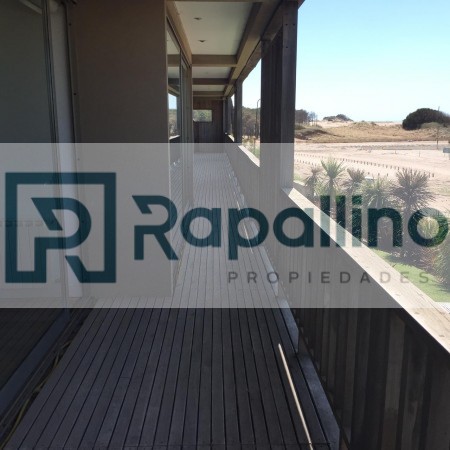 CASA CON PISCINA FRENTE AL MAR EN PINAMAR NORTE 