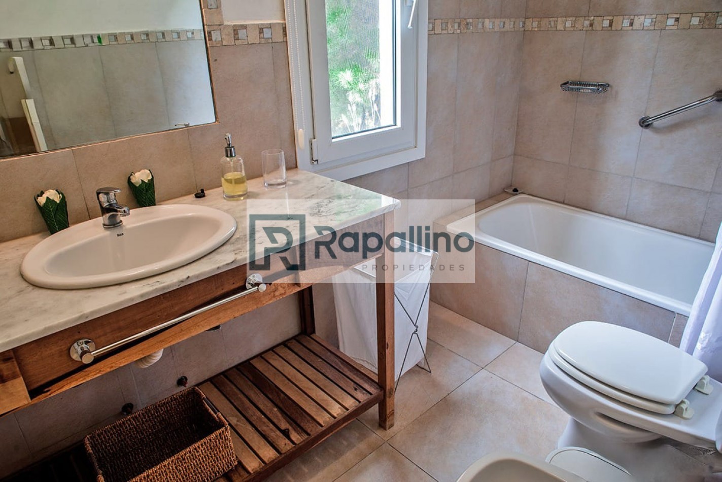 CASA EN COSTA ESMERALDA CON TERRAZA Y PISCINA 