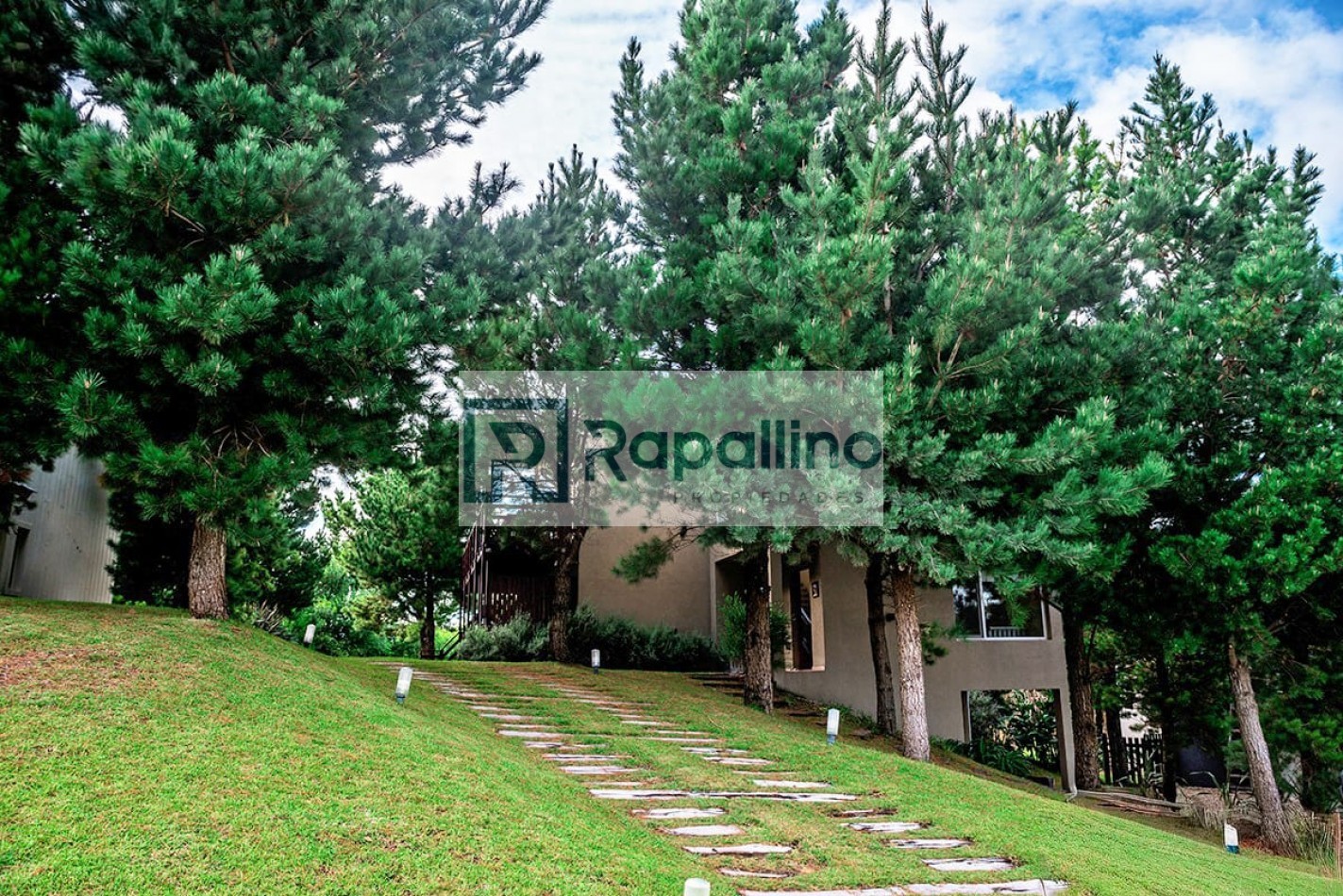CASA EN COSTA ESMERALDA CON TERRAZA Y PISCINA 