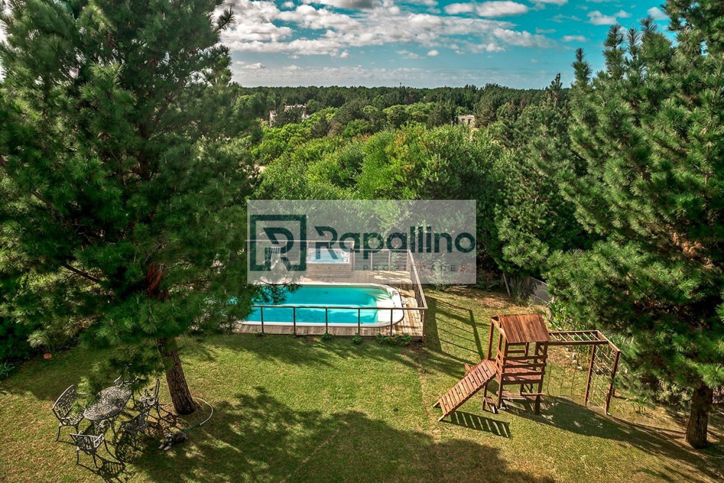 CASA EN COSTA ESMERALDA CON TERRAZA Y PISCINA 