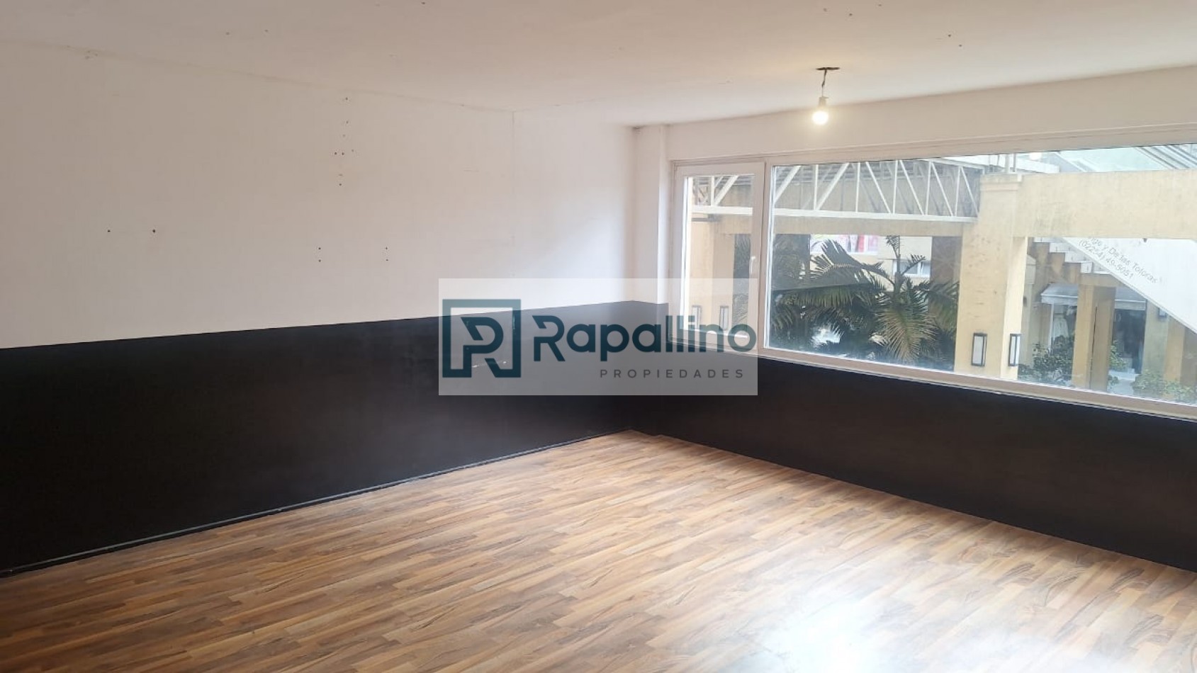 LOCAL COMERCIAL  planta baja con entrepiso en Paseo El Agora 
